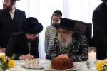 כ"ק אדמו"ר מסאטמאר שליט"א ביים באנקעט לטובת בית מדרשינו החדש בשכונת חתם סופר אין קרית יואל המורחבת, פארגעקומען אין שטוב פון הרה"ח ר' שמעון שווארטץ הי"ו - חבר הנהלת הביהמ"ד