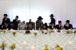 כ"ק אדמו"ר מסאטמאר שליט"א ביים באנקעט לטובת בית מדרשינו החדש בשכונת חתם סופר אין קרית יואל המורחבת, פארגעקומען אין שטוב פון הרה"ח ר' שמעון שווארטץ הי"ו - חבר הנהלת הביהמ"ד