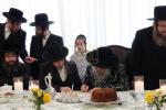 כ"ק אדמו"ר מסאטמאר שליט"א ביים באנקעט לטובת בית מדרשינו החדש בשכונת חתם סופר אין קרית יואל המורחבת, פארגעקומען אין שטוב פון הרה"ח ר' שמעון שווארטץ הי"ו - חבר הנהלת הביהמ"ד