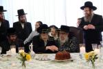 כ"ק אדמו"ר מסאטמאר שליט"א ביים באנקעט לטובת בית מדרשינו החדש בשכונת חתם סופר אין קרית יואל המורחבת, פארגעקומען אין שטוב פון הרה"ח ר' שמעון שווארטץ הי"ו - חבר הנהלת הביהמ"ד