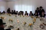 כ"ק אדמו"ר מסאטמאר שליט"א ביים באנקעט לטובת בית מדרשינו החדש בשכונת חתם סופר אין קרית יואל המורחבת, פארגעקומען אין שטוב פון הרה"ח ר' שמעון שווארטץ הי"ו - חבר הנהלת הביהמ"ד