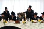 כ"ק אדמו"ר מסאטמאר שליט"א ביים באנקעט לטובת בית מדרשינו החדש בשכונת חתם סופר אין קרית יואל המורחבת, פארגעקומען אין שטוב פון הרה"ח ר' שמעון שווארטץ הי"ו - חבר הנהלת הביהמ"ד