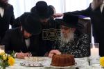 כ"ק אדמו"ר מסאטמאר שליט"א ביים באנקעט לטובת בית מדרשינו החדש בשכונת חתם סופר אין קרית יואל המורחבת, פארגעקומען אין שטוב פון הרה"ח ר' שמעון שווארטץ הי"ו - חבר הנהלת הביהמ"ד