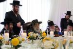 כ"ק אדמו"ר מסאטמאר שליט"א ביים באנקעט לטובת בית מדרשינו החדש בשכונת חתם סופר אין קרית יואל המורחבת, פארגעקומען אין שטוב פון הרה"ח ר' שמעון שווארטץ הי"ו - חבר הנהלת הביהמ"ד