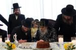 כ"ק אדמו"ר מסאטמאר שליט"א ביים באנקעט לטובת בית מדרשינו החדש בשכונת חתם סופר אין קרית יואל המורחבת, פארגעקומען אין שטוב פון הרה"ח ר' שמעון שווארטץ הי"ו - חבר הנהלת הביהמ"ד