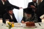 כ"ק אדמו"ר מסאטמאר שליט"א ביים באנקעט לטובת בית מדרשינו החדש בשכונת חתם סופר אין קרית יואל המורחבת, פארגעקומען אין שטוב פון הרה"ח ר' שמעון שווארטץ הי"ו - חבר הנהלת הביהמ"ד