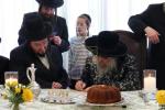 כ"ק אדמו"ר מסאטמאר שליט"א ביים באנקעט לטובת בית מדרשינו החדש בשכונת חתם סופר אין קרית יואל המורחבת, פארגעקומען אין שטוב פון הרה"ח ר' שמעון שווארטץ הי"ו - חבר הנהלת הביהמ"ד