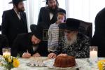כ"ק אדמו"ר מסאטמאר שליט"א ביים באנקעט לטובת בית מדרשינו החדש בשכונת חתם סופר אין קרית יואל המורחבת, פארגעקומען אין שטוב פון הרה"ח ר' שמעון שווארטץ הי"ו - חבר הנהלת הביהמ"ד