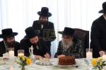 כ"ק אדמו"ר מסאטמאר שליט"א ביים באנקעט לטובת בית מדרשינו החדש בשכונת חתם סופר אין קרית יואל המורחבת, פארגעקומען אין שטוב פון הרה"ח ר' שמעון שווארטץ הי"ו - חבר הנהלת הביהמ"ד