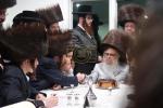 כ"ק אדמו"ר מסאטמאר ביי כתיבת האותיות היינט מוצאי שבת פאר די ספר תורה וואס ווערט געשריבן דורך מתפללי ביהמ"ד שערי תפילה בשכונת העלף האלאו אין קרית יואל המורחבת, אין שטוב פון הרה"ג ר' יעקב שלמה פאנעט שליט"א - רב הביהמ"ד