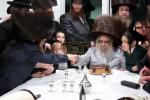 כ"ק אדמו"ר מסאטמאר ביי כתיבת האותיות היינט מוצאי שבת פאר די ספר תורה וואס ווערט געשריבן דורך מתפללי ביהמ"ד שערי תפילה בשכונת העלף האלאו אין קרית יואל המורחבת, אין שטוב פון הרה"ג ר' יעקב שלמה פאנעט שליט"א - רב הביהמ"ד