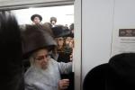 כ"ק אדמו"ר מסאטמאר ביי כתיבת האותיות היינט מוצאי שבת פאר די ספר תורה וואס ווערט געשריבן דורך מתפללי ביהמ"ד שערי תפילה בשכונת העלף האלאו אין קרית יואל המורחבת, אין שטוב פון הרה"ג ר' יעקב שלמה פאנעט שליט"א - רב הביהמ"ד