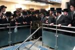 כ"ק אדמו"ר מסאטמאר ביי כתיבת האותיות היינט מוצאי שבת פאר די ספר תורה וואס ווערט געשריבן דורך מתפללי ביהמ"ד שערי תפילה בשכונת העלף האלאו אין קרית יואל המורחבת, אין שטוב פון הרה"ג ר' יעקב שלמה פאנעט שליט"א - רב הביהמ"ד