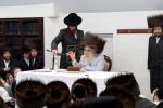 כ"ק אדמו"ר מסאטמאר ביי כתיבת האותיות היינט מוצאי שבת פאר די ספר תורה וואס ווערט געשריבן דורך מתפללי ביהמ"ד שערי תפילה בשכונת העלף האלאו אין קרית יואל המורחבת, אין שטוב פון הרה"ג ר' יעקב שלמה פאנעט שליט"א - רב הביהמ"ד