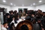 כ"ק אדמו"ר מסאטמאר ביי כתיבת האותיות היינט מוצאי שבת פאר די ספר תורה וואס ווערט געשריבן דורך מתפללי ביהמ"ד שערי תפילה בשכונת העלף האלאו אין קרית יואל המורחבת, אין שטוב פון הרה"ג ר' יעקב שלמה פאנעט שליט"א - רב הביהמ"ד