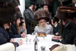 כ"ק אדמו"ר מסאטמאר ביי כתיבת האותיות היינט מוצאי שבת פאר די ספר תורה וואס ווערט געשריבן דורך מתפללי ביהמ"ד שערי תפילה בשכונת העלף האלאו אין קרית יואל המורחבת, אין שטוב פון הרה"ג ר' יעקב שלמה פאנעט שליט"א - רב הביהמ"ד