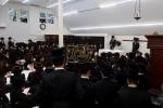 כ"ק אדמו"ר מסאטמאר ביי כתיבת האותיות היינט מוצאי שבת פאר די ספר תורה וואס ווערט געשריבן דורך מתפללי ביהמ"ד שערי תפילה בשכונת העלף האלאו אין קרית יואל המורחבת, אין שטוב פון הרה"ג ר' יעקב שלמה פאנעט שליט"א - רב הביהמ"ד