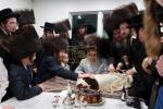 כ"ק אדמו"ר מסאטמאר ביי כתיבת האותיות היינט מוצאי שבת פאר די ספר תורה וואס ווערט געשריבן דורך מתפללי ביהמ"ד שערי תפילה בשכונת העלף האלאו אין קרית יואל המורחבת, אין שטוב פון הרה"ג ר' יעקב שלמה פאנעט שליט"א - רב הביהמ"ד