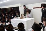 כ"ק אדמו"ר מסאטמאר ביי כתיבת האותיות היינט מוצאי שבת פאר די ספר תורה וואס ווערט געשריבן דורך מתפללי ביהמ"ד שערי תפילה בשכונת העלף האלאו אין קרית יואל המורחבת, אין שטוב פון הרה"ג ר' יעקב שלמה פאנעט שליט"א - רב הביהמ"ד