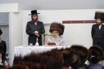 כ"ק אדמו"ר מסאטמאר ביי כתיבת האותיות היינט מוצאי שבת פאר די ספר תורה וואס ווערט געשריבן דורך מתפללי ביהמ"ד שערי תפילה בשכונת העלף האלאו אין קרית יואל המורחבת, אין שטוב פון הרה"ג ר' יעקב שלמה פאנעט שליט"א - רב הביהמ"ד