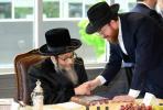 מעמד תפילת השל"ה ערב ר"ח סיון בראשות כ"ק אדמו"ר מסקולען שליט"א פון לעיקוואד מיט די נגידים פון מוסדות חסד לאברהם
