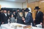 כ"ק אדמו"ר מקרעטשניף שליט"א ביים יארצייט טיש לרגל די יארצייט פון זקינו כ"ק אדמו"ר רבי אליעזר זאב מקרעטשניף הי'"ד זצ"ל בבית מדרשו אין שיכון קרעטשניף אין כפר עטה 