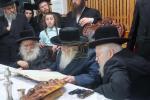 כ"ק אדמו"ר מקרעטשניף שליט"א ביים יארצייט טיש לרגל די יארצייט פון זקינו כ"ק אדמו"ר רבי אליעזר זאב מקרעטשניף הי'"ד זצ"ל בבית מדרשו אין שיכון קרעטשניף אין כפר עטה 