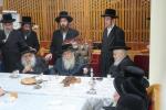 כ"ק אדמו"ר מקרעטשניף שליט"א ביים יארצייט טיש לרגל די יארצייט פון זקינו כ"ק אדמו"ר רבי אליעזר זאב מקרעטשניף הי'"ד זצ"ל בבית מדרשו אין שיכון קרעטשניף אין כפר עטה 