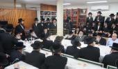כ"ק אדמו"ר מקרעטשניף שליט"א ביים יארצייט טיש לרגל די יארצייט פון זקינו כ"ק אדמו"ר רבי אליעזר זאב מקרעטשניף הי'"ד זצ"ל בבית מדרשו אין שיכון קרעטשניף אין כפר עטה 