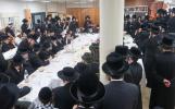 כ"ק אדמו"ר מקרעטשניף שליט"א ביים יארצייט טיש לרגל די יארצייט פון זקינו כ"ק אדמו"ר רבי אליעזר זאב מקרעטשניף הי'"ד זצ"ל בבית מדרשו אין שיכון קרעטשניף אין כפר עטה 