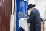 כ"ק אדמו"ר מקרעטשניף שליט"א ביים יארצייט טיש לרגל די יארצייט פון זקינו כ"ק אדמו"ר רבי אליעזר זאב מקרעטשניף הי'"ד זצ"ל בבית מדרשו אין שיכון קרעטשניף אין כפר עטה 