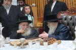 כ"ק אדמו"ר מקרעטשניף שליט"א ביים יארצייט טיש לרגל די יארצייט פון זקינו כ"ק אדמו"ר רבי אליעזר זאב מקרעטשניף הי'"ד זצ"ל בבית מדרשו אין שיכון קרעטשניף אין כפר עטה 