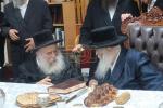 כ"ק אדמו"ר מקרעטשניף שליט"א ביים יארצייט טיש לרגל די יארצייט פון זקינו כ"ק אדמו"ר רבי אליעזר זאב מקרעטשניף הי'"ד זצ"ל בבית מדרשו אין שיכון קרעטשניף אין כפר עטה 