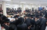 כ"ק אדמו"ר מקרעטשניף שליט"א ביים יארצייט טיש לרגל די יארצייט פון זקינו כ"ק אדמו"ר רבי אליעזר זאב מקרעטשניף הי'"ד זצ"ל בבית מדרשו אין שיכון קרעטשניף אין כפר עטה 