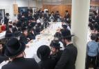כ"ק אדמו"ר מקרעטשניף שליט"א ביים יארצייט טיש לרגל די יארצייט פון זקינו כ"ק אדמו"ר רבי אליעזר זאב מקרעטשניף הי'"ד זצ"ל בבית מדרשו אין שיכון קרעטשניף אין כפר עטה 