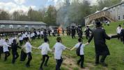 יציקת היסודות פארן נייעם בנין האדיר "משכן חוה פעסיל" אין מחנה אהל ברוך קראסנא דעם ל"ג בעומר, דערנאך מעמד הדלקה רבתי, בראשות נדבני ובוני הבנין ובראשם הגה"צ אב"ד ור"מ שליט"א נואם הכבוד: הרה"ג יוסף יעקב מאנדלאוויטש שליט"א מנהל כללי מוסדות מאנטיסעלא