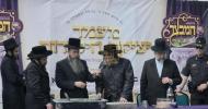 יציקת היסודות פארן נייעם בנין האדיר "משכן חוה פעסיל" אין מחנה אהל ברוך קראסנא דעם ל"ג בעומר, דערנאך מעמד הדלקה רבתי, בראשות נדבני ובוני הבנין ובראשם הגה"צ אב"ד ור"מ שליט"א נואם הכבוד: הרה"ג יוסף יעקב מאנדלאוויטש שליט"א מנהל כללי מוסדות מאנטיסעלא