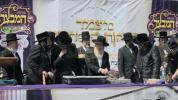 יציקת היסודות פארן נייעם בנין האדיר "משכן חוה פעסיל" אין מחנה אהל ברוך קראסנא דעם ל"ג בעומר, דערנאך מעמד הדלקה רבתי, בראשות נדבני ובוני הבנין ובראשם הגה"צ אב"ד ור"מ שליט"א נואם הכבוד: הרה"ג יוסף יעקב מאנדלאוויטש שליט"א מנהל כללי מוסדות מאנטיסעלא