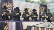 יציקת היסודות פארן נייעם בנין האדיר "משכן חוה פעסיל" אין מחנה אהל ברוך קראסנא דעם ל"ג בעומר, דערנאך מעמד הדלקה רבתי, בראשות נדבני ובוני הבנין ובראשם הגה"צ אב"ד ור"מ שליט"א נואם הכבוד: הרה"ג יוסף יעקב מאנדלאוויטש שליט"א מנהל כללי מוסדות מאנטיסעלא