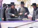יציקת היסודות פארן נייעם בנין האדיר "משכן חוה פעסיל" אין מחנה אהל ברוך קראסנא דעם ל"ג בעומר, דערנאך מעמד הדלקה רבתי, בראשות נדבני ובוני הבנין ובראשם הגה"צ אב"ד ור"מ שליט"א נואם הכבוד: הרה"ג יוסף יעקב מאנדלאוויטש שליט"א מנהל כללי מוסדות מאנטיסעלא