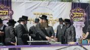 יציקת היסודות פארן נייעם בנין האדיר "משכן חוה פעסיל" אין מחנה אהל ברוך קראסנא דעם ל"ג בעומר, דערנאך מעמד הדלקה רבתי, בראשות נדבני ובוני הבנין ובראשם הגה"צ אב"ד ור"מ שליט"א נואם הכבוד: הרה"ג יוסף יעקב מאנדלאוויטש שליט"א מנהל כללי מוסדות מאנטיסעלא