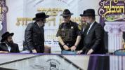 יציקת היסודות פארן נייעם בנין האדיר "משכן חוה פעסיל" אין מחנה אהל ברוך קראסנא דעם ל"ג בעומר, דערנאך מעמד הדלקה רבתי, בראשות נדבני ובוני הבנין ובראשם הגה"צ אב"ד ור"מ שליט"א נואם הכבוד: הרה"ג יוסף יעקב מאנדלאוויטש שליט"א מנהל כללי מוסדות מאנטיסעלא