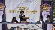 יציקת היסודות פארן נייעם בנין האדיר "משכן חוה פעסיל" אין מחנה אהל ברוך קראסנא דעם ל"ג בעומר, דערנאך מעמד הדלקה רבתי, בראשות נדבני ובוני הבנין ובראשם הגה"צ אב"ד ור"מ שליט"א נואם הכבוד: הרה"ג יוסף יעקב מאנדלאוויטש שליט"א מנהל כללי מוסדות מאנטיסעלא
