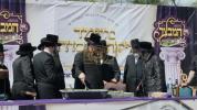 יציקת היסודות פארן נייעם בנין האדיר "משכן חוה פעסיל" אין מחנה אהל ברוך קראסנא דעם ל"ג בעומר, דערנאך מעמד הדלקה רבתי, בראשות נדבני ובוני הבנין ובראשם הגה"צ אב"ד ור"מ שליט"א נואם הכבוד: הרה"ג יוסף יעקב מאנדלאוויטש שליט"א מנהל כללי מוסדות מאנטיסעלא