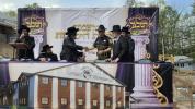 יציקת היסודות פארן נייעם בנין האדיר "משכן חוה פעסיל" אין מחנה אהל ברוך קראסנא דעם ל"ג בעומר, דערנאך מעמד הדלקה רבתי, בראשות נדבני ובוני הבנין ובראשם הגה"צ אב"ד ור"מ שליט"א נואם הכבוד: הרה"ג יוסף יעקב מאנדלאוויטש שליט"א מנהל כללי מוסדות מאנטיסעלא