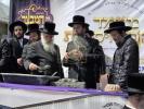 יציקת היסודות פארן נייעם בנין האדיר "משכן חוה פעסיל" אין מחנה אהל ברוך קראסנא דעם ל"ג בעומר, דערנאך מעמד הדלקה רבתי, בראשות נדבני ובוני הבנין ובראשם הגה"צ אב"ד ור"מ שליט"א נואם הכבוד: הרה"ג יוסף יעקב מאנדלאוויטש שליט"א מנהל כללי מוסדות מאנטיסעלא