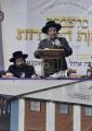 יציקת היסודות פארן נייעם בנין האדיר "משכן חוה פעסיל" אין מחנה אהל ברוך קראסנא דעם ל"ג בעומר, דערנאך מעמד הדלקה רבתי, בראשות נדבני ובוני הבנין ובראשם הגה"צ אב"ד ור"מ שליט"א נואם הכבוד: הרה"ג יוסף יעקב מאנדלאוויטש שליט"א מנהל כללי מוסדות מאנטיסעלא