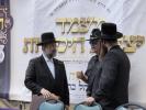 יציקת היסודות פארן נייעם בנין האדיר "משכן חוה פעסיל" אין מחנה אהל ברוך קראסנא דעם ל"ג בעומר, דערנאך מעמד הדלקה רבתי, בראשות נדבני ובוני הבנין ובראשם הגה"צ אב"ד ור"מ שליט"א נואם הכבוד: הרה"ג יוסף יעקב מאנדלאוויטש שליט"א מנהל כללי מוסדות מאנטיסעלא