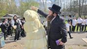 יציקת היסודות פארן נייעם בנין האדיר "משכן חוה פעסיל" אין מחנה אהל ברוך קראסנא דעם ל"ג בעומר, דערנאך מעמד הדלקה רבתי, בראשות נדבני ובוני הבנין ובראשם הגה"צ אב"ד ור"מ שליט"א נואם הכבוד: הרה"ג יוסף יעקב מאנדלאוויטש שליט"א מנהל כללי מוסדות מאנטיסעלא