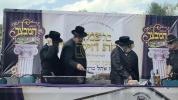יציקת היסודות פארן נייעם בנין האדיר "משכן חוה פעסיל" אין מחנה אהל ברוך קראסנא דעם ל"ג בעומר, דערנאך מעמד הדלקה רבתי, בראשות נדבני ובוני הבנין ובראשם הגה"צ אב"ד ור"מ שליט"א נואם הכבוד: הרה"ג יוסף יעקב מאנדלאוויטש שליט"א מנהל כללי מוסדות מאנטיסעלא